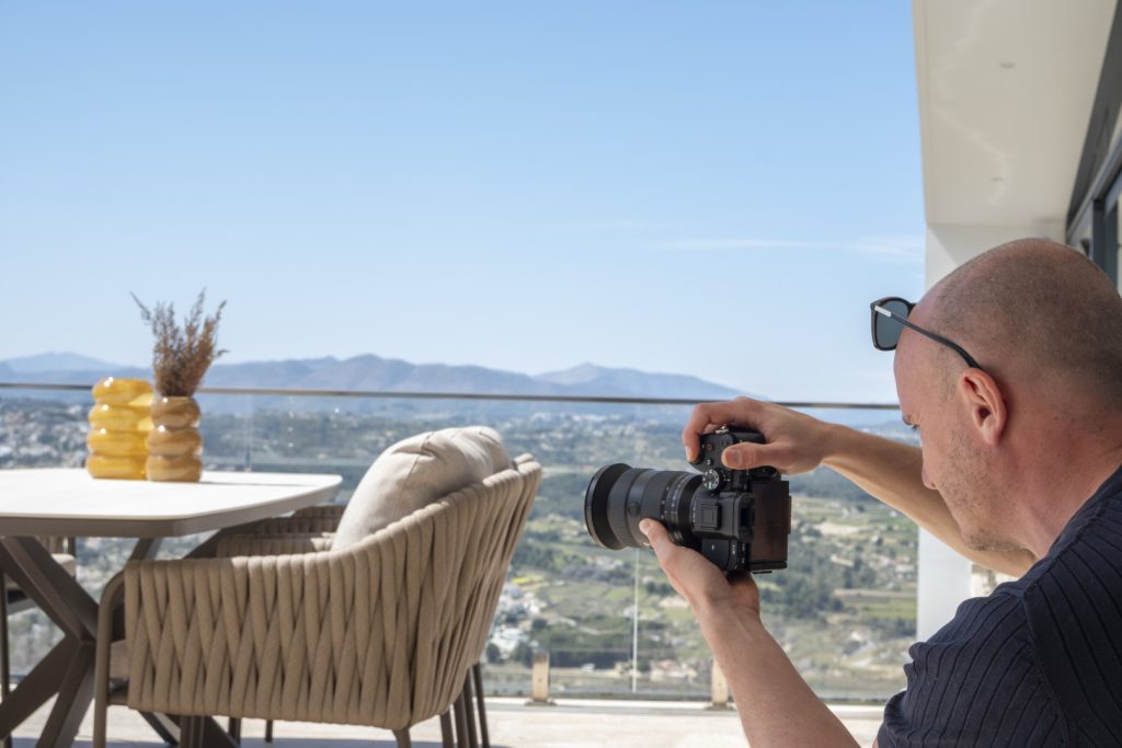 Bart fotografeert buitenmeubels op locatie
