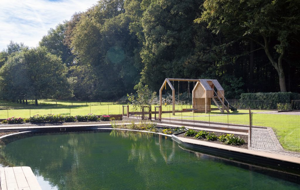 Moderne speelvilla in een tuin